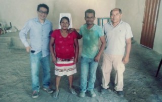De derecha a izquierda, el pastor Nicolás, el Pastor Jony junto a su esposa y el superintendente de distrito Begardo Bardales.