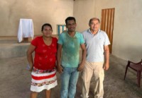 El Pastor Jony de camiseta verde junto a su esposa y el pastor Nicolás